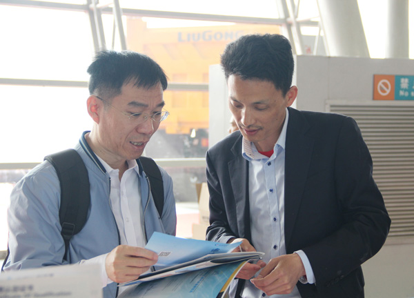 中国水泥协会会长乔龙德先生莅临304永利集团展台参观指导