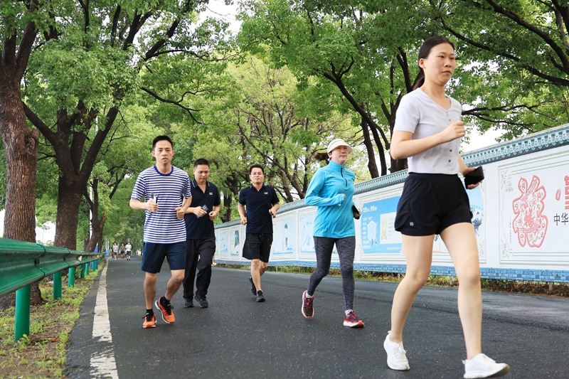 献礼建党节&mdash;&mdash;304永利集团环巢湖跑步活动